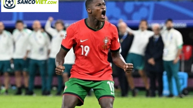 “Chuyển nhượng Manchester United ngày 6/1: Alphonso Davies Vẫn Trong Tầm Ngắm, Tương Lai Zirkzee Được Amorim Định Đoạt”