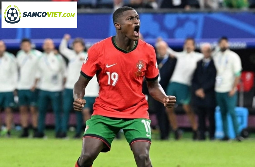 “Chuyển nhượng Manchester United ngày 6/1: Alphonso Davies Vẫn Trong Tầm Ngắm, Tương Lai Zirkzee Được Amorim Định Đoạt”