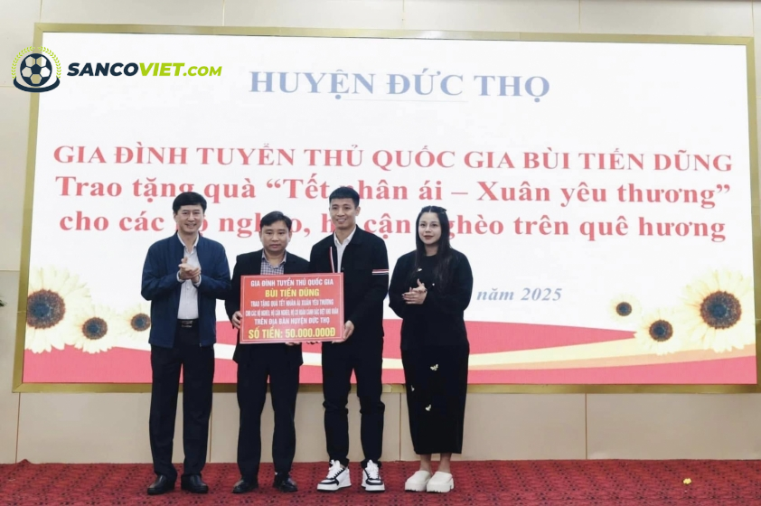 Trung vệ trao quà cho các gia đình nghèo trên quê hương (Việc tử tế)