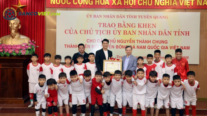 “Hậu Vệ Xuất Sắc Nhất Đội Tuyển Việt Nam Trong AFF Cup Nhận Vinh Danh”