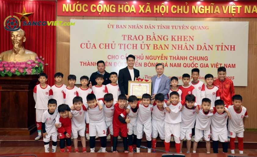 “Hậu Vệ Xuất Sắc Nhất Đội Tuyển Việt Nam Trong AFF Cup Nhận Vinh Danh”