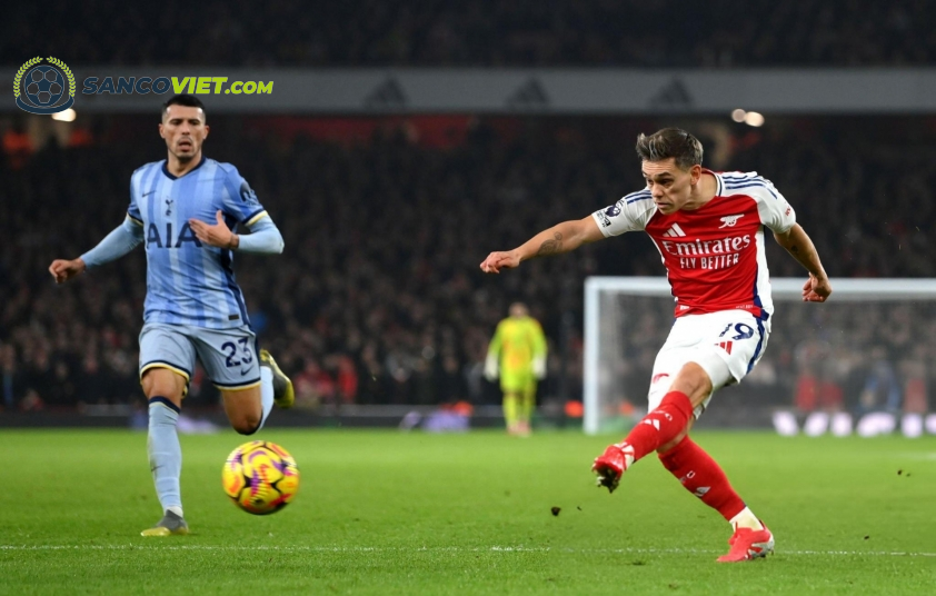 Leandro Trossard giúp Arsenal vươn lên dẫn trước trong hiệp một. Ảnh: Getty