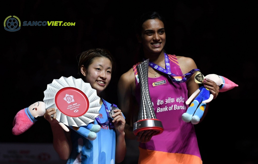 Pusarla Venkata Sindhu (phải) cùng chức vô địch World Tour Finals 2018 (Ảnh: Getty)