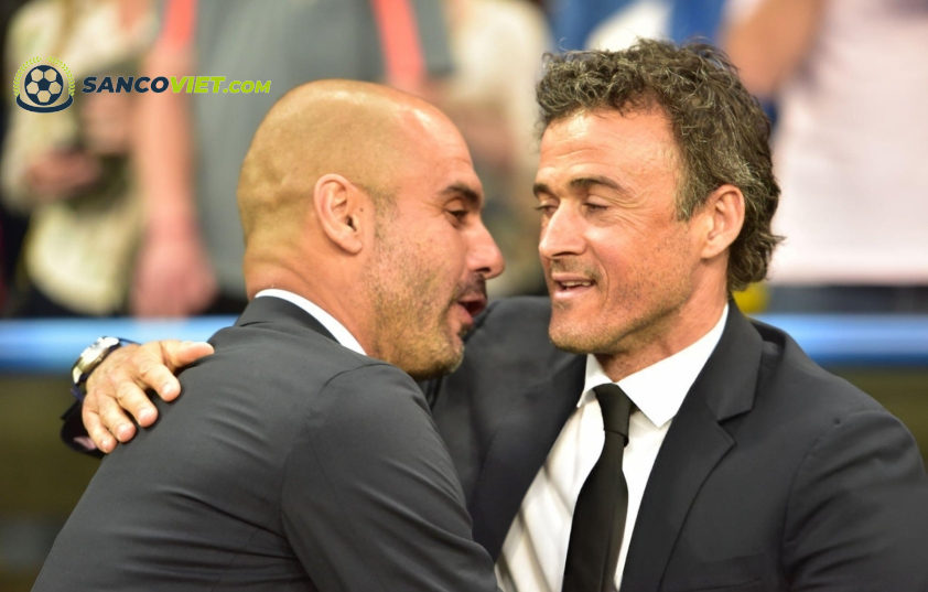 Pep Guardiola cố gắng tạo không khí vui vẻ với Luis Enrique. Ảnh: Getty