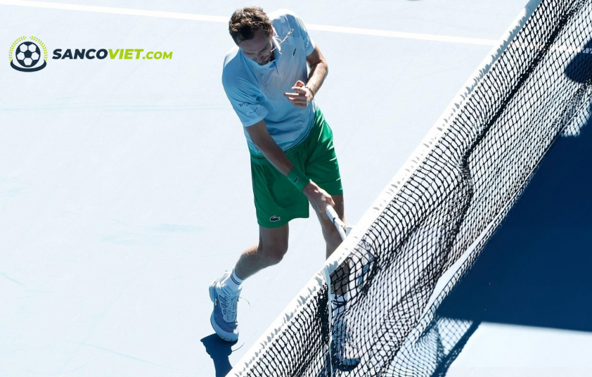 Tay vợt gốc Việt khiến Medvedev lỗ nặng ở Australian Open 2025