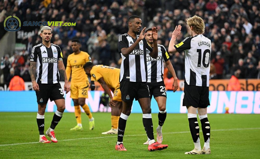 Isak là ngôi sao hy vọng của Newcastle trong cuộc đua top 4 Ngoại hạng Anh. Ảnh: Getty