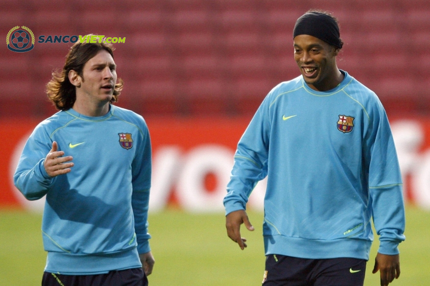 Messi luôn biết ơn sự chỉ bảo của Ronaldinho trong những ngày đầu của sự nghiệp (Ảnh: Getty).